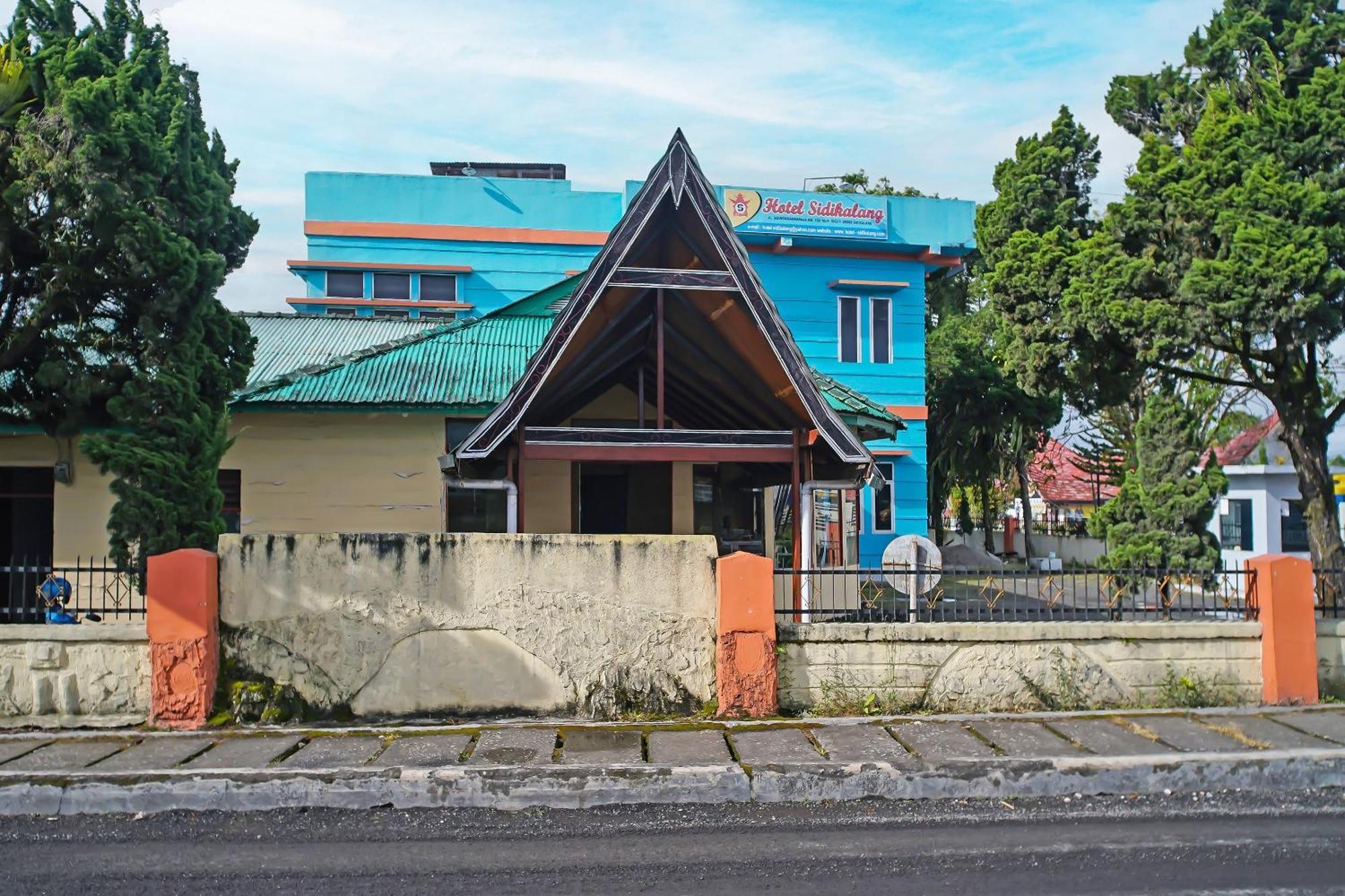 Oyo 92577 Hotel Sidikalang Near Kejaksaan Negeri Dairi Buitenkant foto