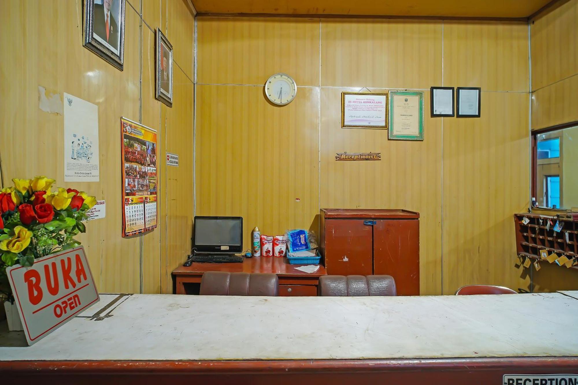 Oyo 92577 Hotel Sidikalang Near Kejaksaan Negeri Dairi Buitenkant foto
