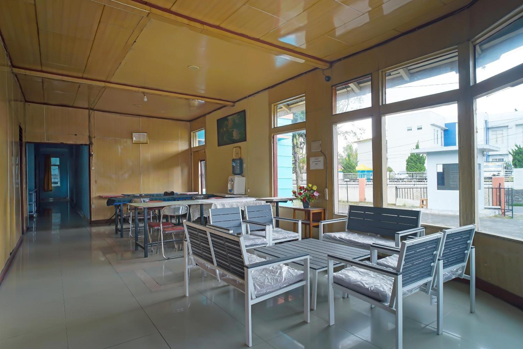 Oyo 92577 Hotel Sidikalang Near Kejaksaan Negeri Dairi Buitenkant foto